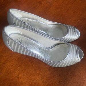 Adrianna Papell FLIRT PEWTER CHIFFON Size 8 Peep Toe gray/silver pumps